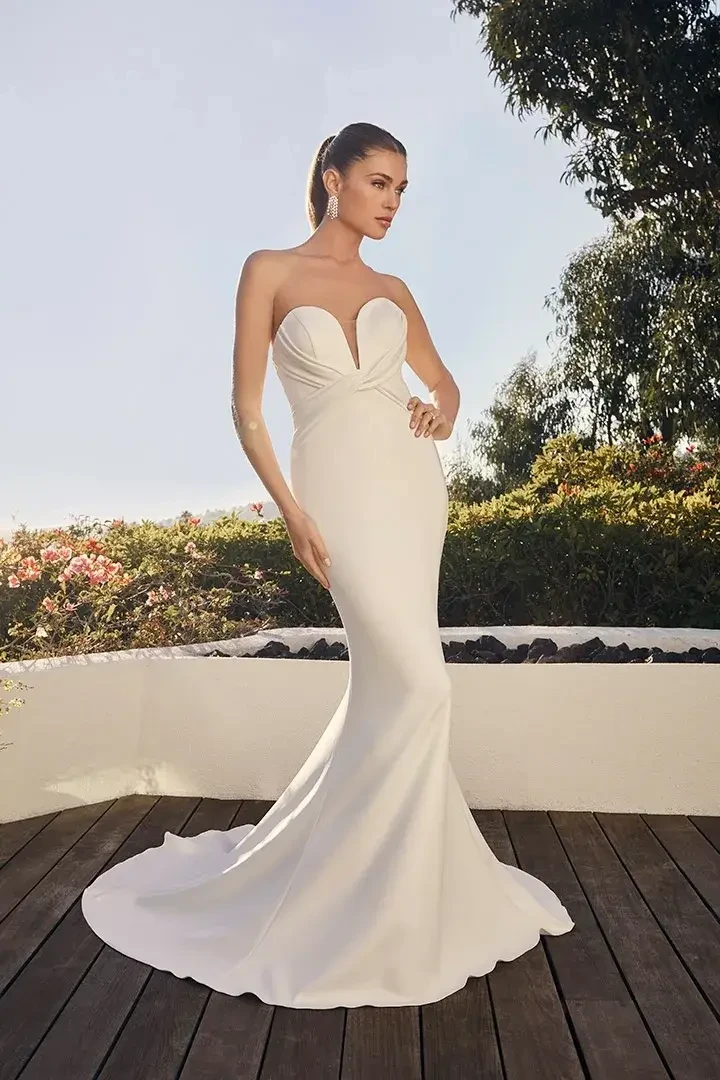 Modern Minimalist Brides: How Elongated Silhouettes Create Timeless Elegance Image