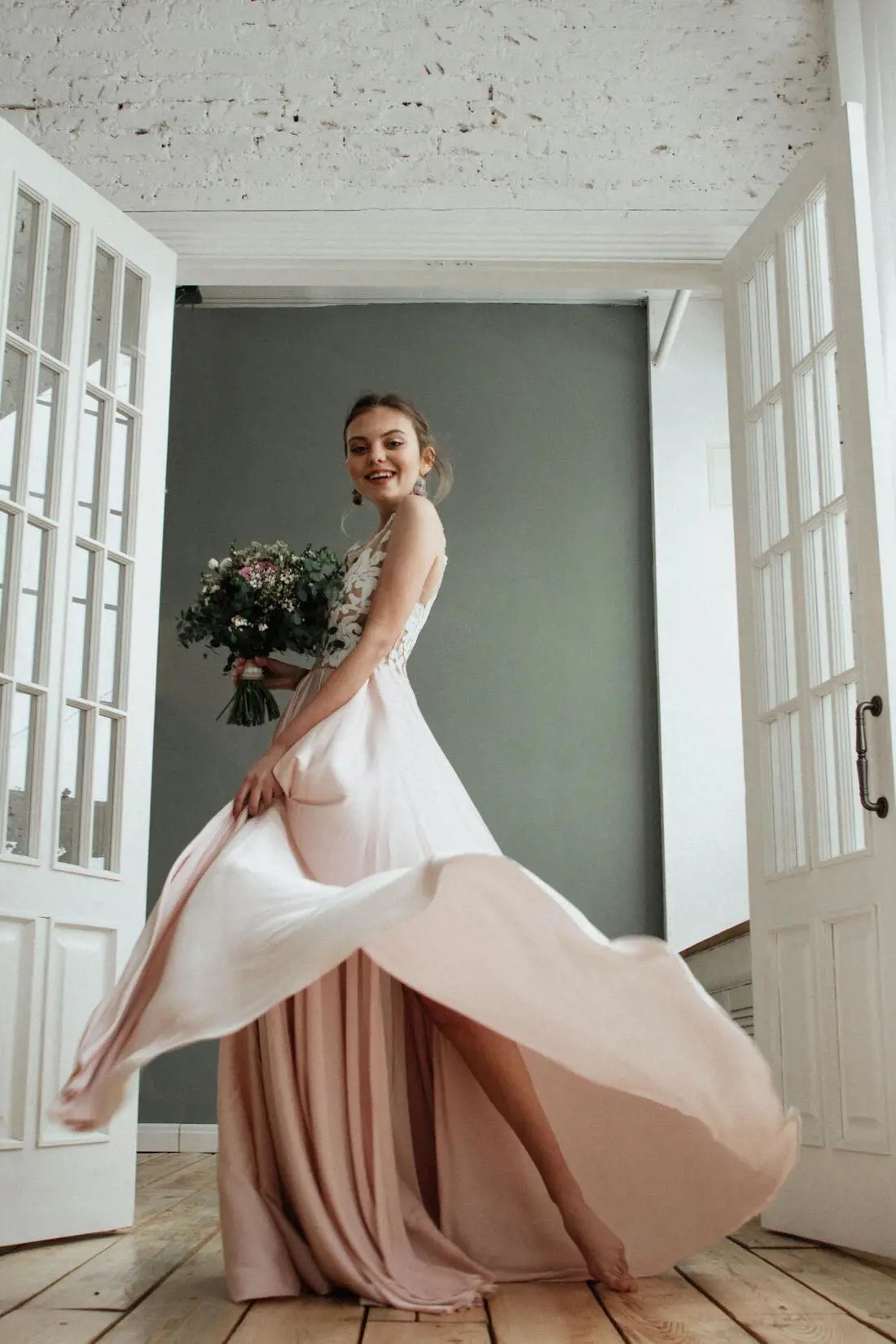 Who Should You Include in Your Wedding Dress Shopping Entourage? Read This to Find Out. Desktop Image
